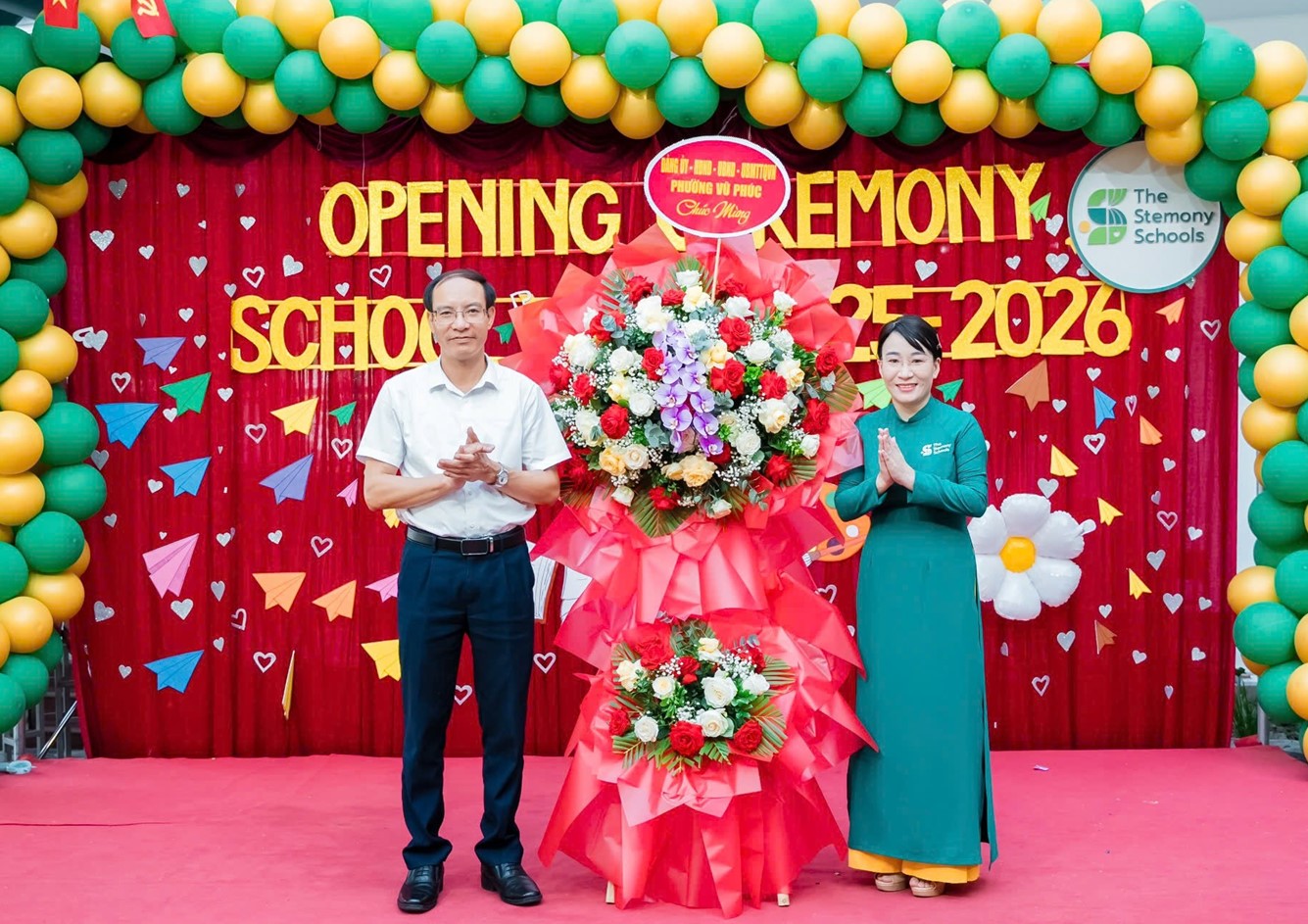 Các đồng chí lãnh đạo  Tỉnh Hưng Yên và phường Vũ Phúc chúc mừng Khai giảng năm học 2025 – 2026