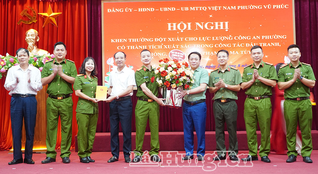 Phường Vũ Phúc: Khen thưởng đột xuất Công an phường