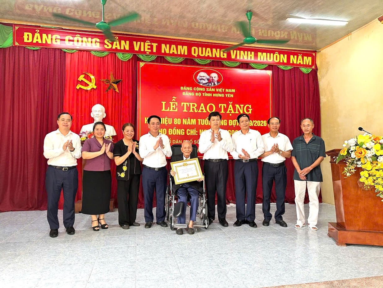 Phường Vũ Phúc: Trao bằng vinh danh của Ban Thường vụ Tỉnh ủy cho người được công nhận là người hoạt động cách mạng và trao Huy hiệu đảng đợt 2/9/2026