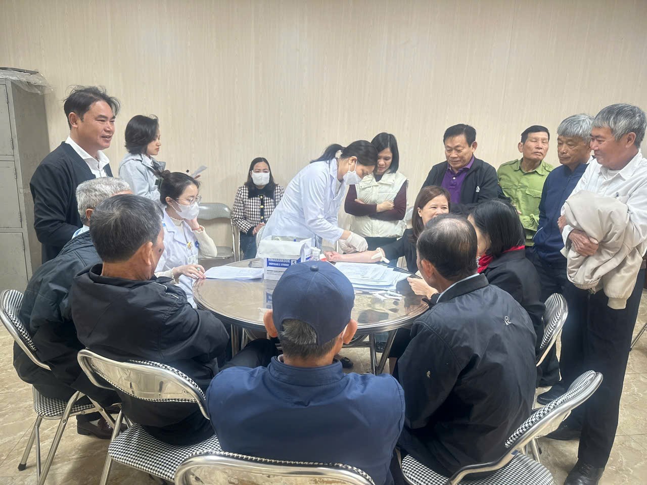 Phường Vũ Phúc tổ chức khám sức khỏe định kỳ năm 2025 cho đội ngũ cán bộ, công chức.