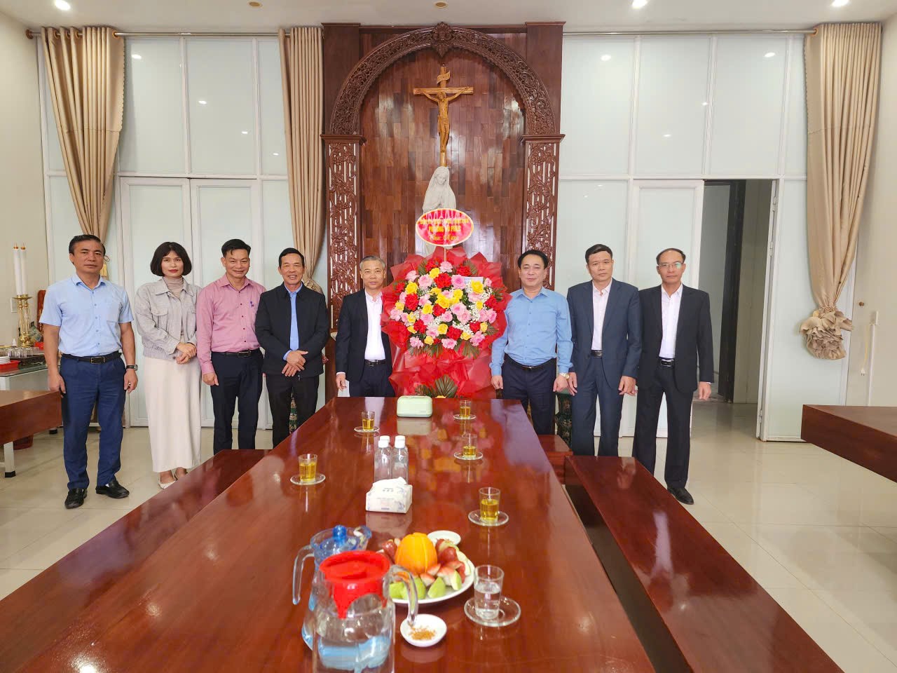 Lãnh đạo phường Vũ Phúc thăm, chúc mừng Giáng sinh năm 2025 tại các giáo xứ, họ giáo trên địa bàn