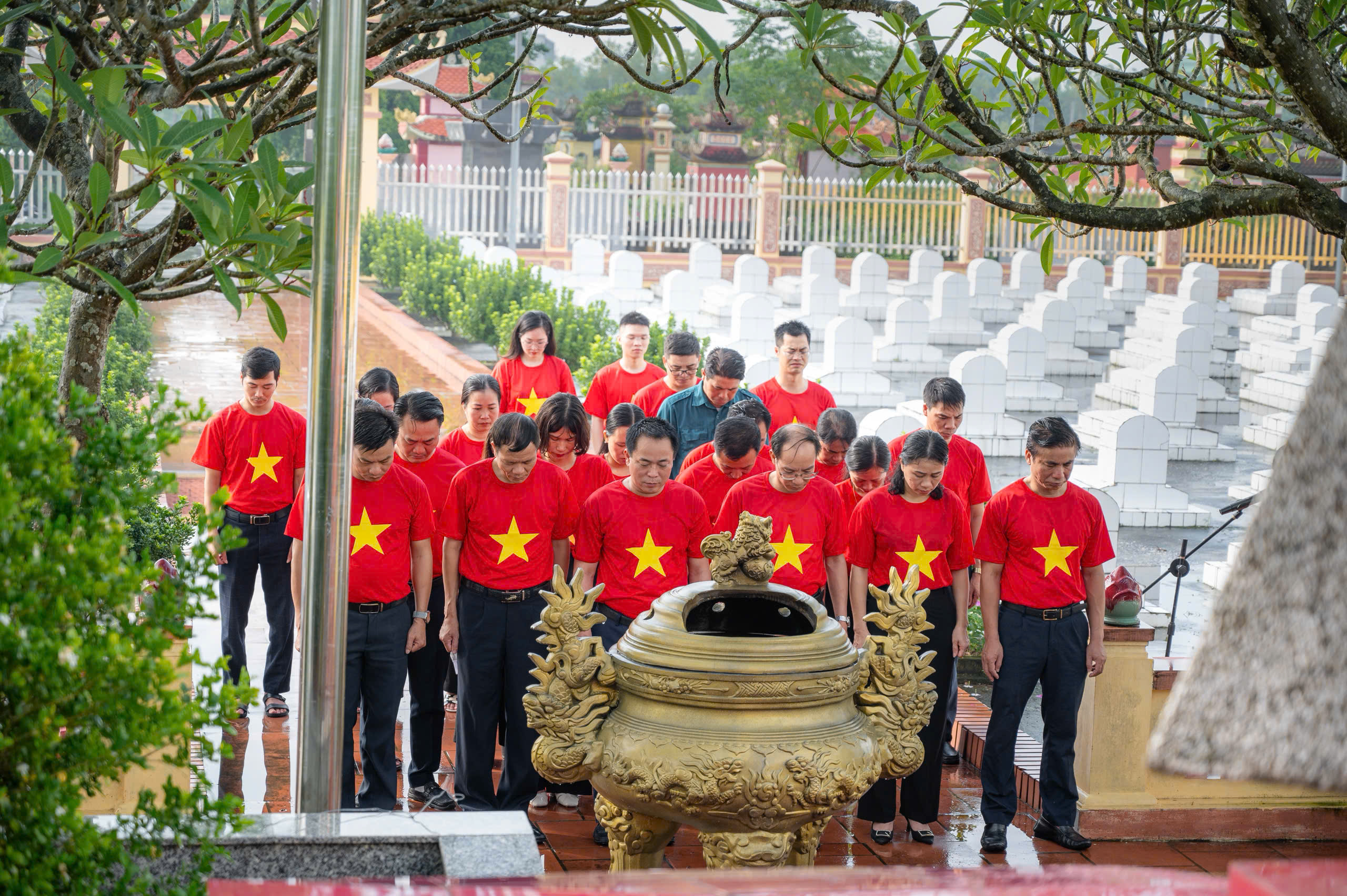 Dâng hương nhân kỷ niệm 80 năm Cách mạng tháng Tám thành công và Quốc khánh nước cộng hòa xã hội chủ nghĩa Việt Nam