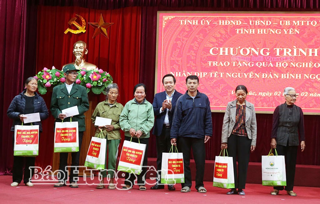 Đồng chí Phạm Quang Ngọc - Chủ tịch UBND tỉnh Hưng Yên trao quà Tết cho hộ nghèo tại phường Vũ Phúc