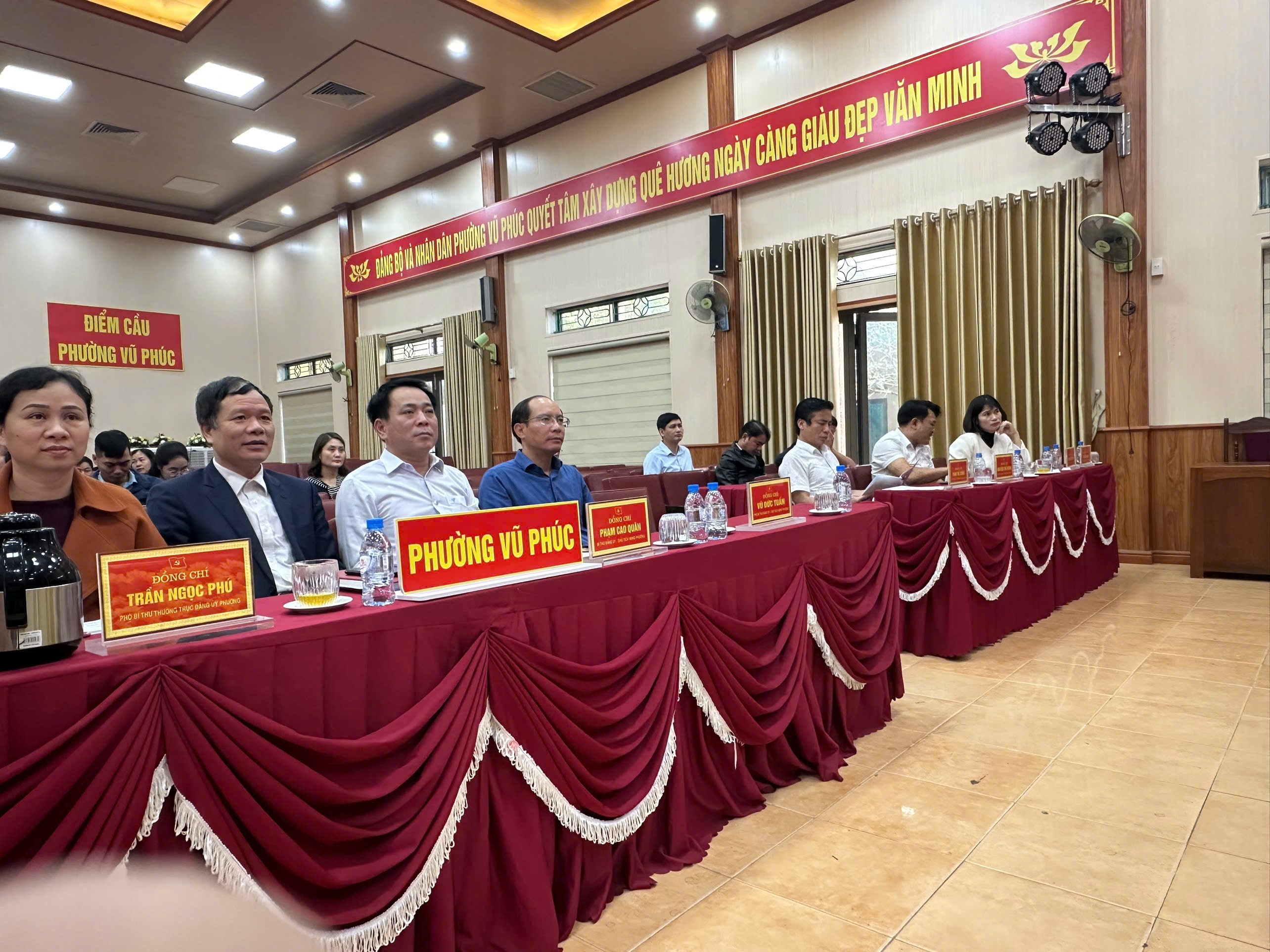 Phường Vũ Phúc tổ chức Hội nghị trực tuyến nghiên cứu, học tập, quán triệt và triển khai thực hiện Nghị quyết Hội nghị lần thứ hai Ban Chấp hành Trung ương Đảng khóa XIV.