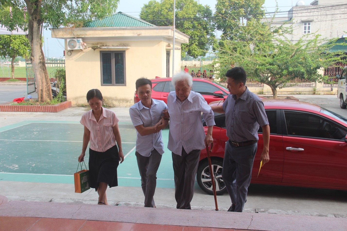 Phường Vũ Phúc tích cực triển khai cấp đổi thẻ đảng viên