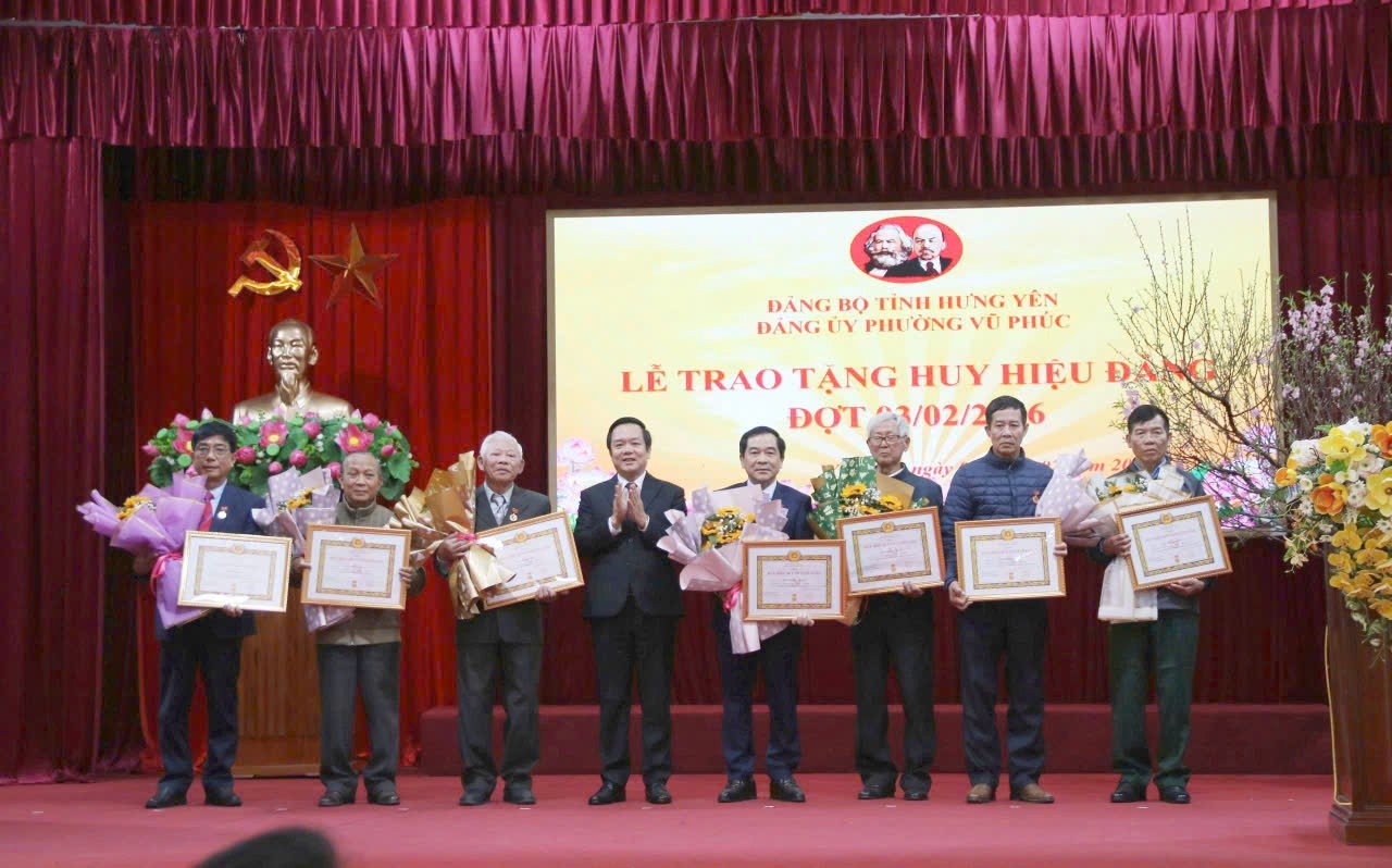 Phường Vũ Phúc tổ chức lễ trao huy hiệu đảng đợt 03/02/2026