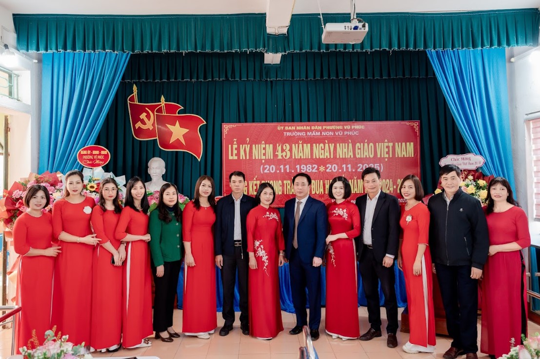 Đồng chí Phạm Cao Quân, Bí thư Đảng ủy, Chủ tịch HĐND phường Vũ Phúc dự lễ kỷ niệm 43 năm ngày Nhà giáo Việt Nam 20/11 tại trường Mầm non Vũ Phúc