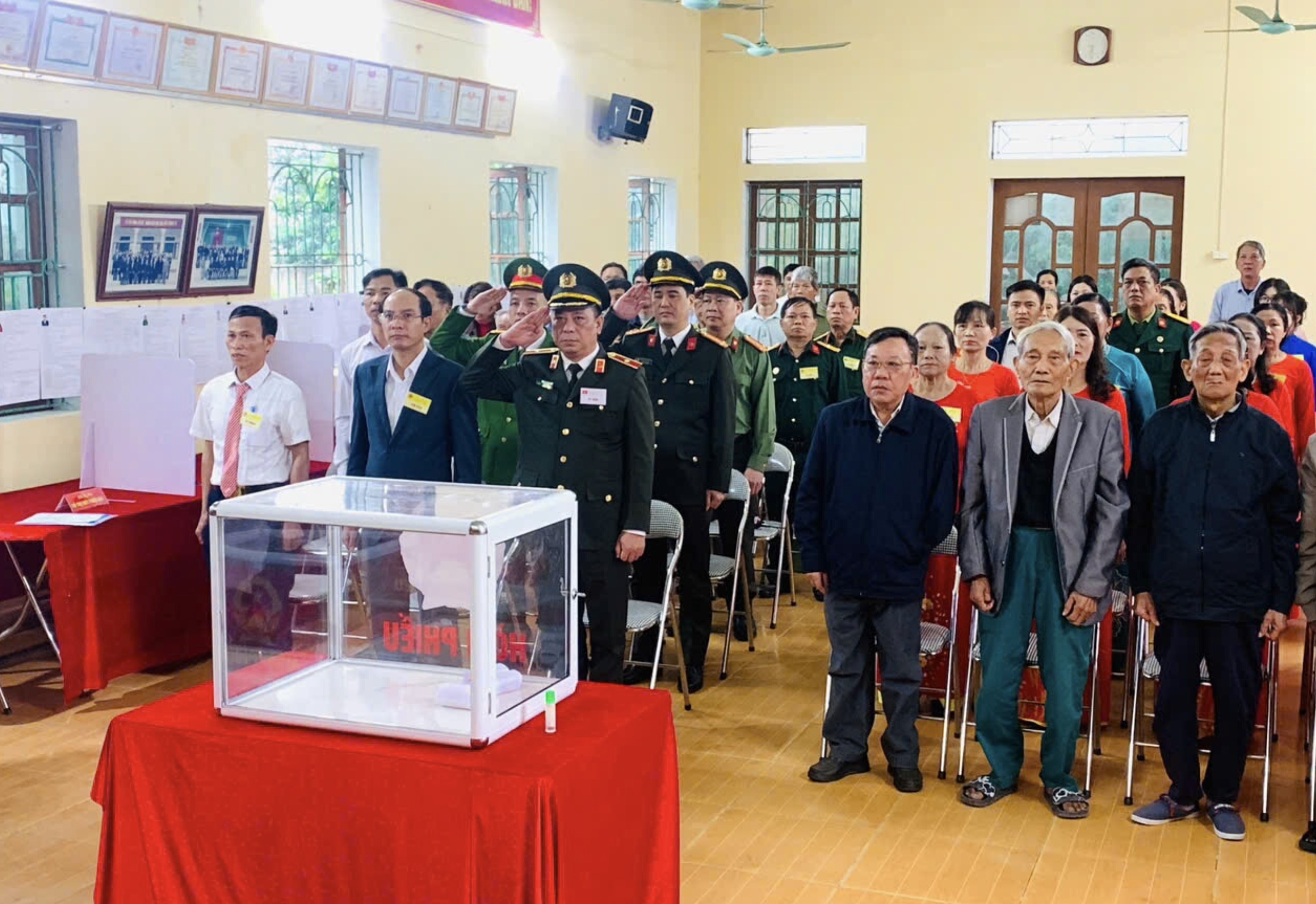 Các đồng chí Lãnh đạo Tỉnh và lãnh đạo phường Vũ Phúc dự Lễ khai mạc bầu cử tại các khu vực bỏ phiếu