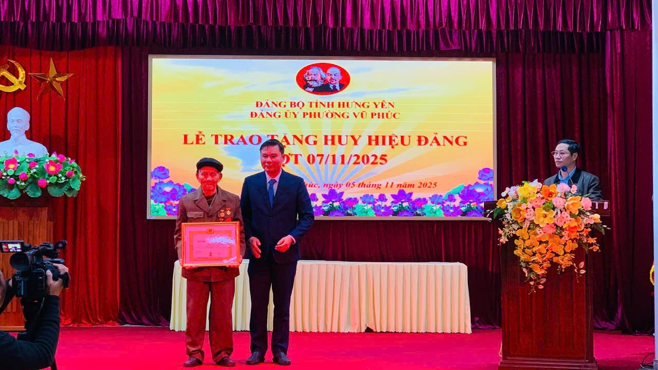 Phường Vũ Phúc tổ chức Lễ trao huy hiệu đảng đợt 07/11/2025