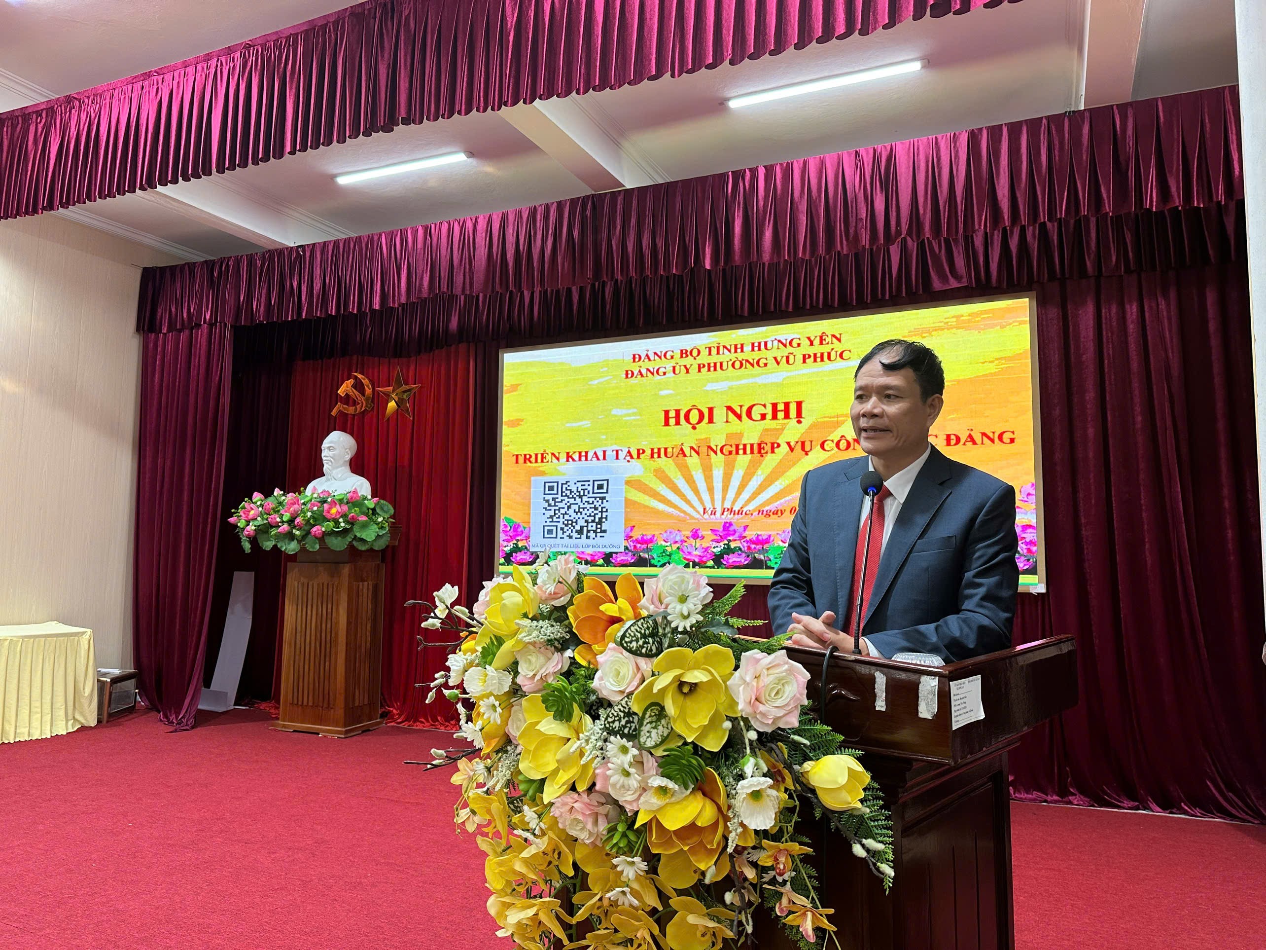 Ngày 05/11/2025, Đảng ủy phường Vũ Phúc tổ chức Hội nghị tập huấn nghiệp vụ công tác Đảng cho đội ngũ cán bộ, công chức và cấp ủy viên các tổ chức đảng trực thuộc