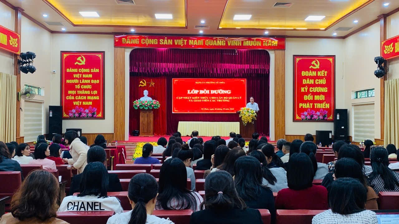 Đảng uỷ phường Vũ Phúc tổ chức lớp bồi dưỡng cập nhật kiến thức, thông tin thời sự cho cán bộ quản lý giáo dục, giáo viên giảng dạy môn giáo dục công dân, đạo đức các trường học trên địa bàn phường.