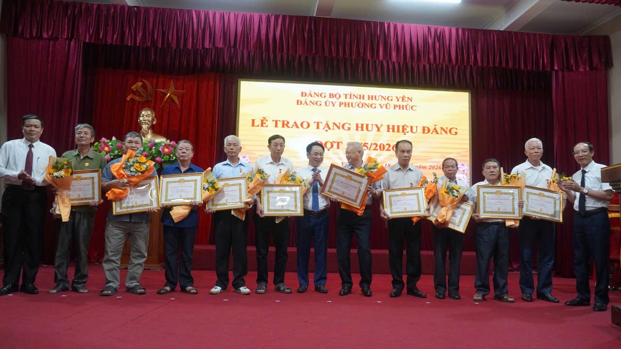 Phường Vũ Phúc tổ chức Lễ trao Huy hiệu đảng đợt 19/5/2026