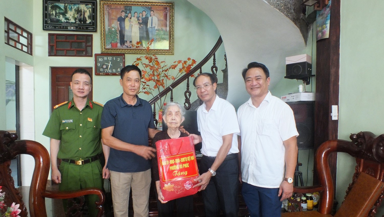 Phường Vũ Phúc thăm, tặng quà người có công tiêu biểu nhân kỷ niệm 79 năm Ngày Thương binh - Liệt sĩ