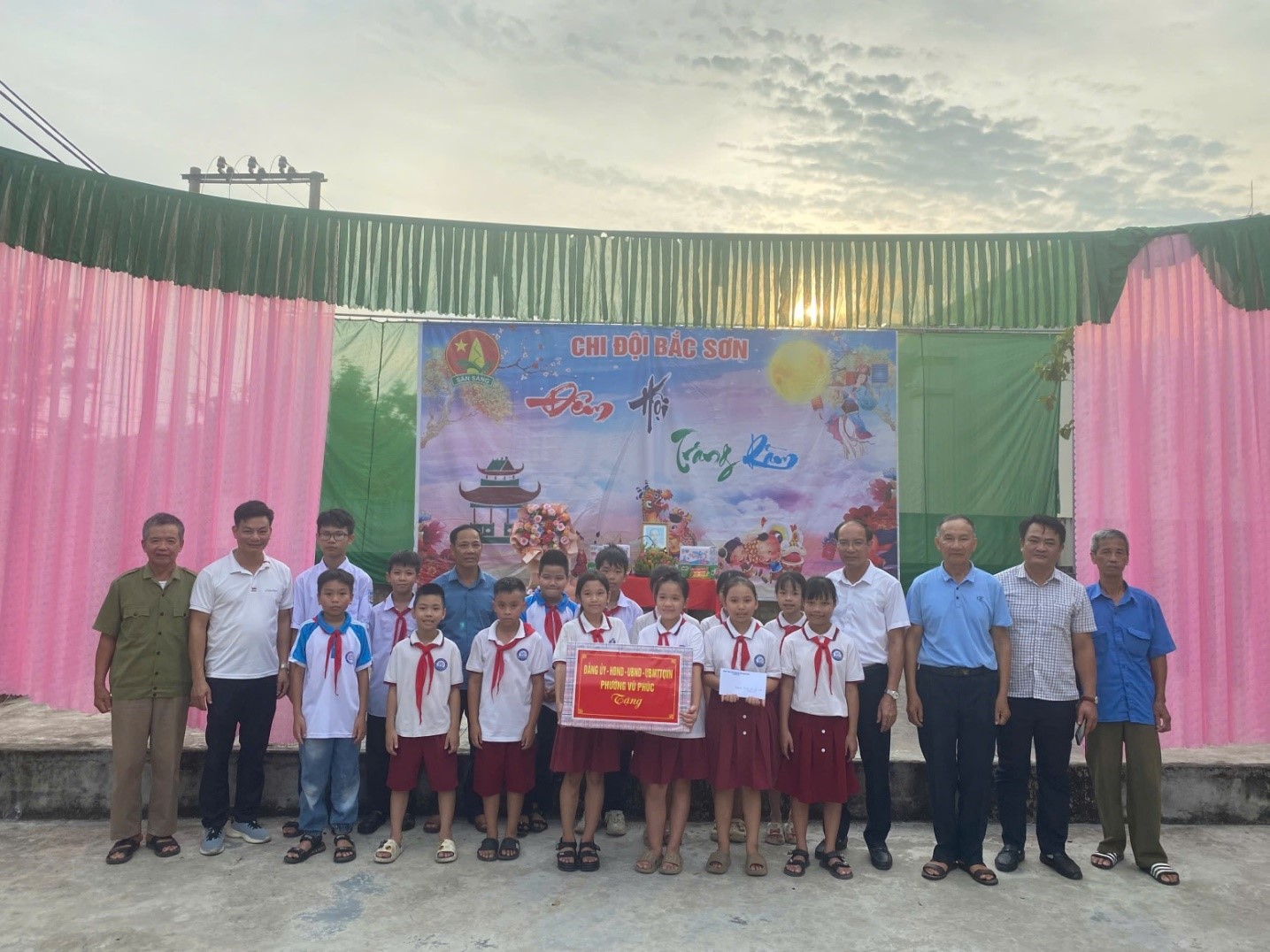 Các đồng chí lãnh đạo phường Vũ Phúc thăm, tặng quà các cháu thiếu niên nhi đồng dịp tết trung thu