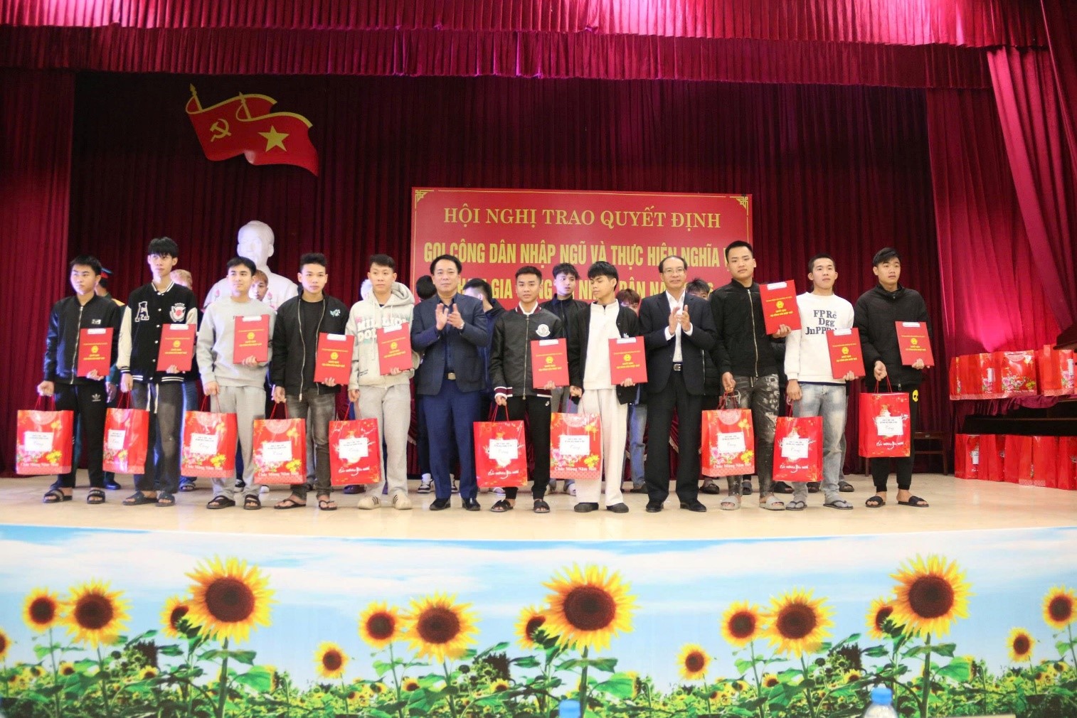 Phường Vũ Phúc tổ chức trao Quyết định gọi công dân nhập ngũ và thực hiện nghĩa vụ tham gia Công an nhân dân năm 2026