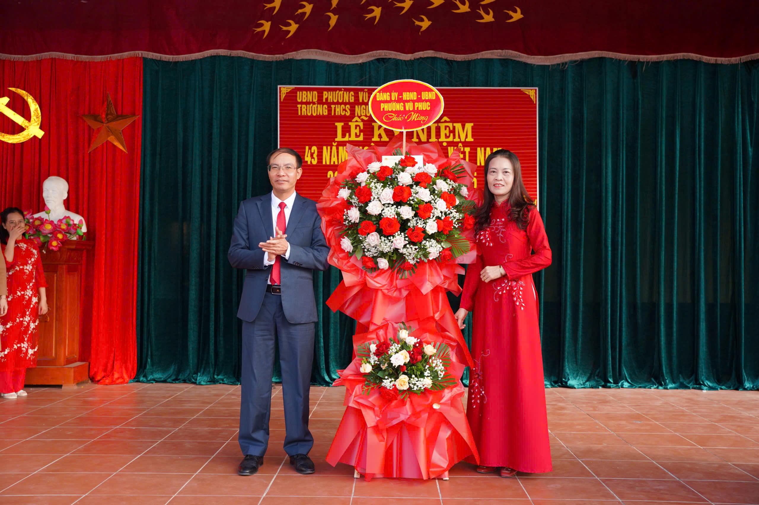 Các đồng chí lãnh đạo phường Vũ Phúc chúc mừng Lễ kỷ niệm 43 năm Ngày nhà giáo Việt Nam (20/11/1982-20/11/2025)