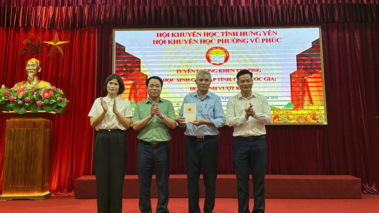 Phường Vũ Phúc tuyên dương học sinh đạt thành tích xuất sắc, vượt khó vươn lên