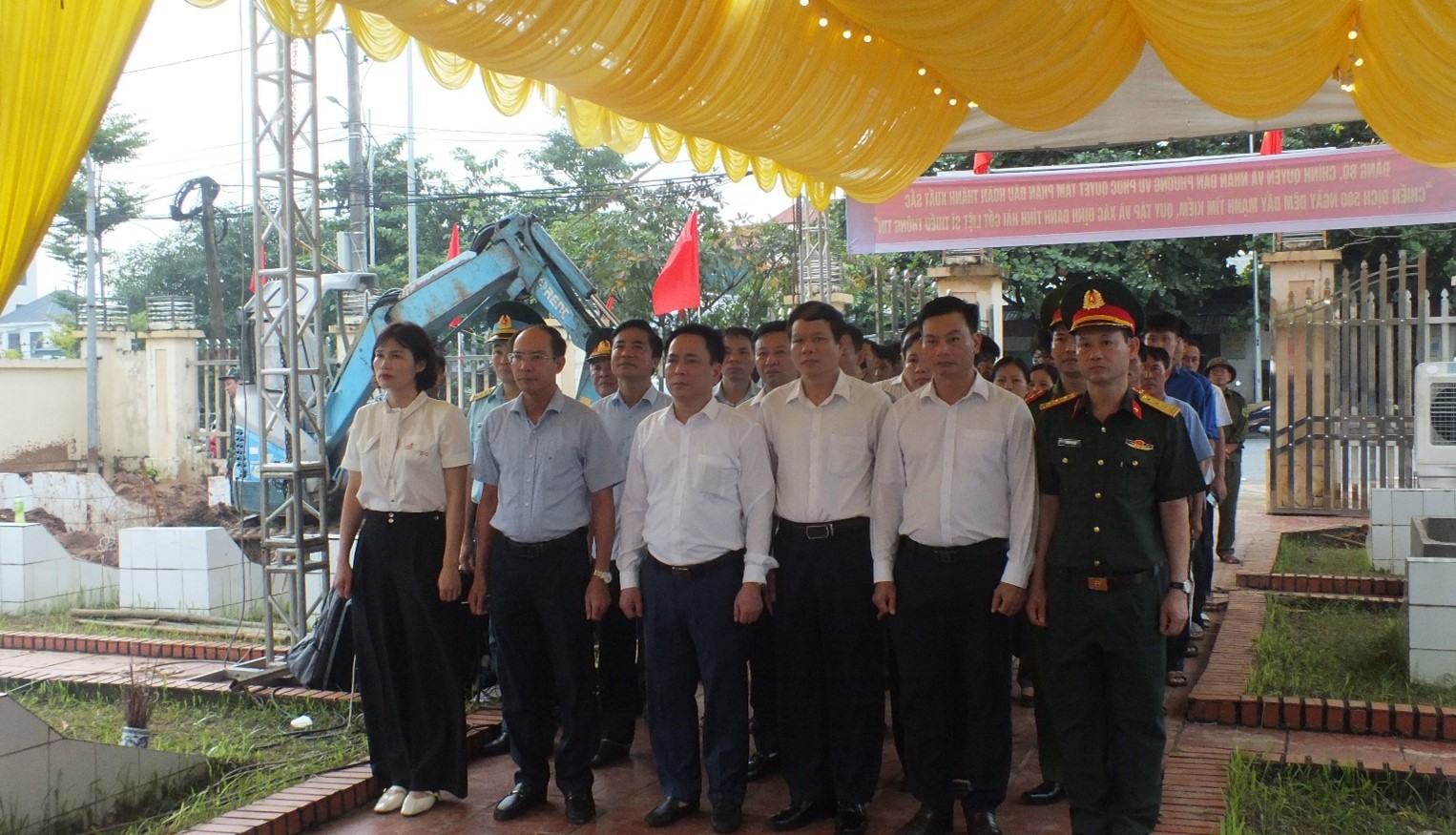 Vũ Phúc hoàn thành lấy mẫu hài cốt tại 4 mộ Liệt sĩ