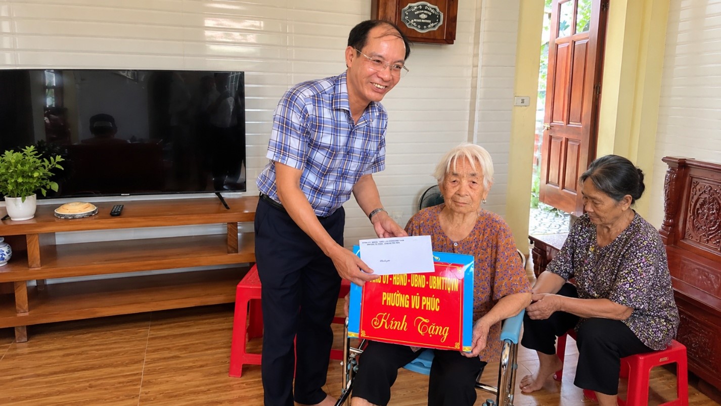 Phường Vũ Phúc thăm, tặng quà người cao tuổi nhân tháng hành động vì người cao tuổi Việt Nam