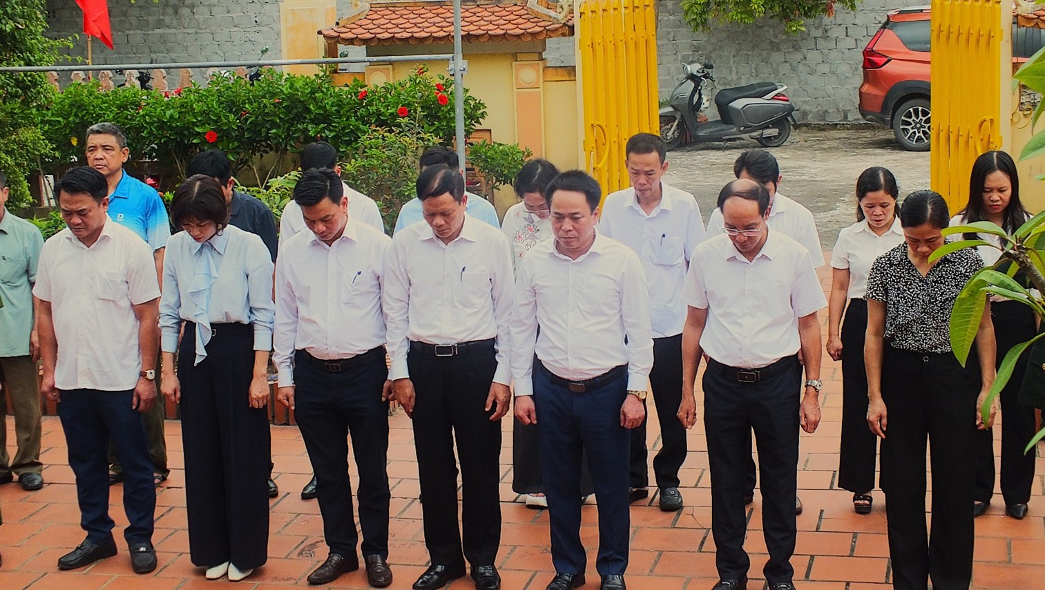 Lãnh đạo phường Vũ Phúc dâng hương tưởng niệm các Anh hùng liệt sĩ