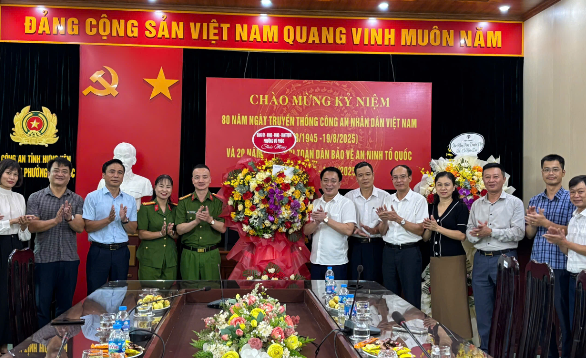 Lãnh đạo phường Vũ Phúc chúc mừng Công an phường nhân kỷ niệm 80  năm Ngày truyền thống Công an nhân dân Việt Nam