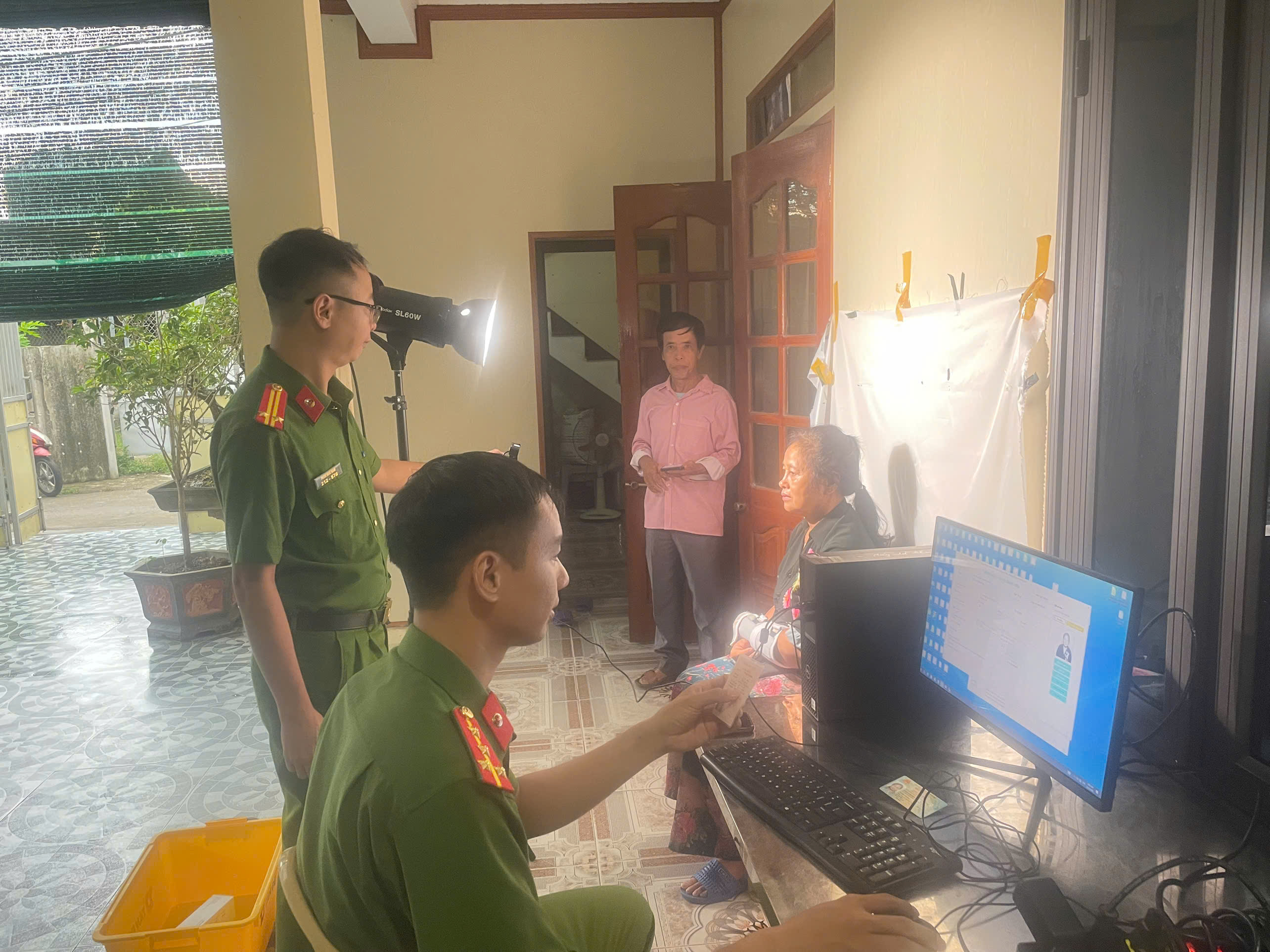 Đảng ủy phường Vũ Phúc tập trung thực hiện đổi thẻ Đảng viên