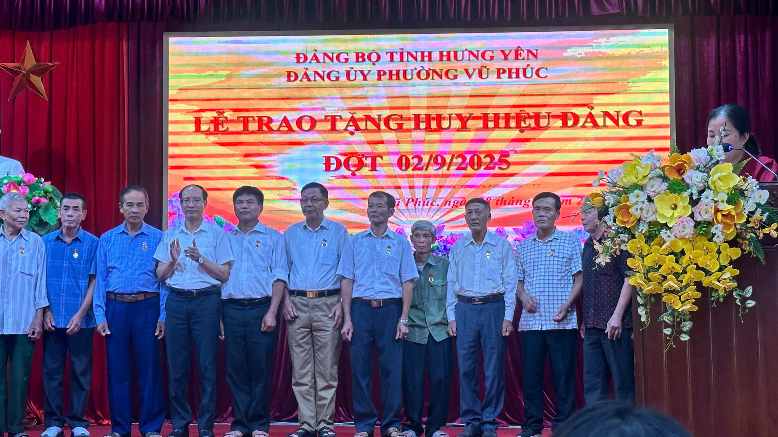 Đảng bộ phường tổ chức Lễ trao huy hiệu Đảng đợt 2/9